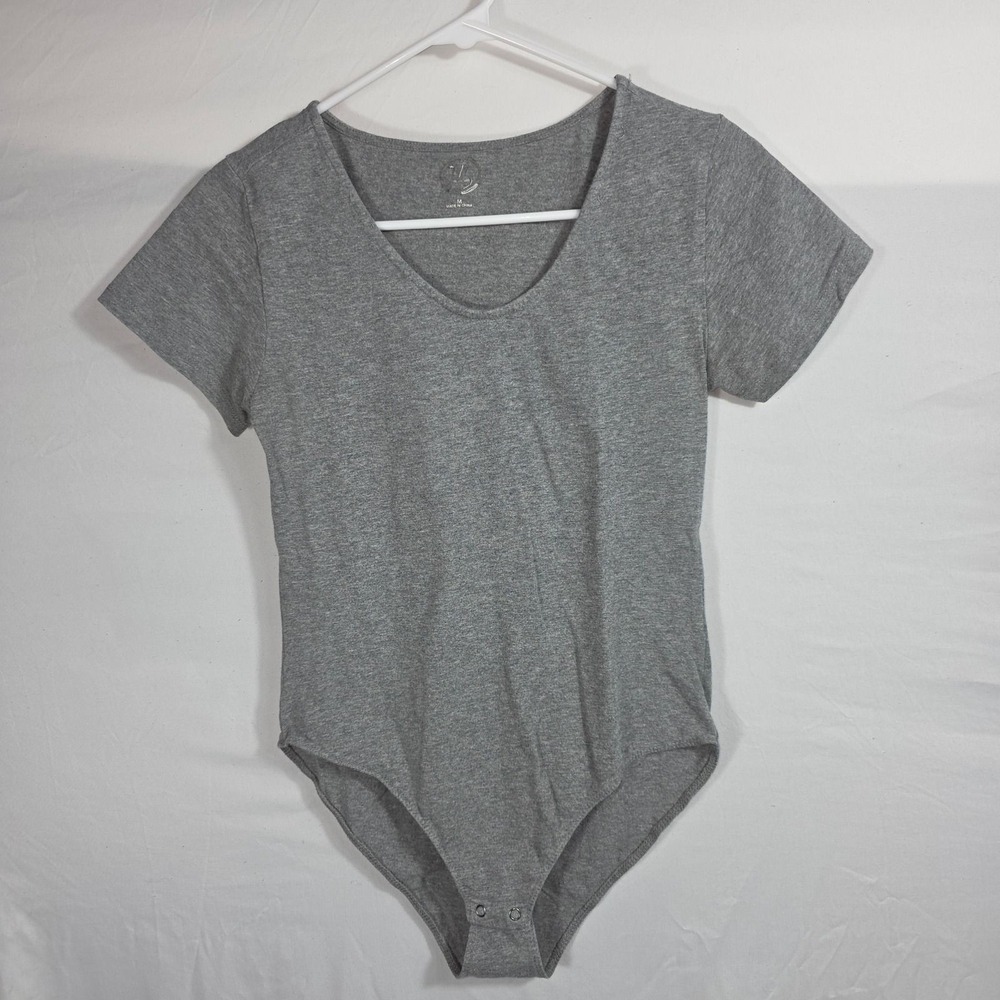 Maurices Womens Gray Short Sleeve Scoop Neck Snap Closure Bodysuit Size M